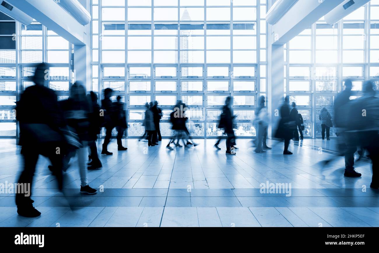 Bewegte Menschenmassen auf einer Messe Stockfoto