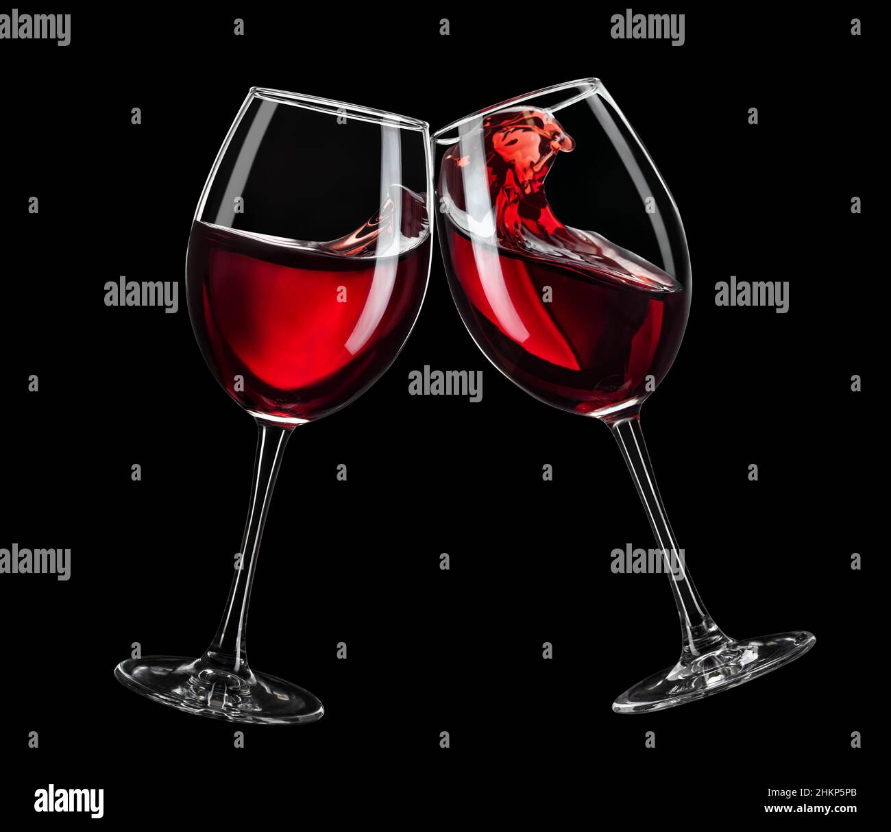 Zwei Gläser Rotwein-Toasten isoliert auf schwarz Stockfoto