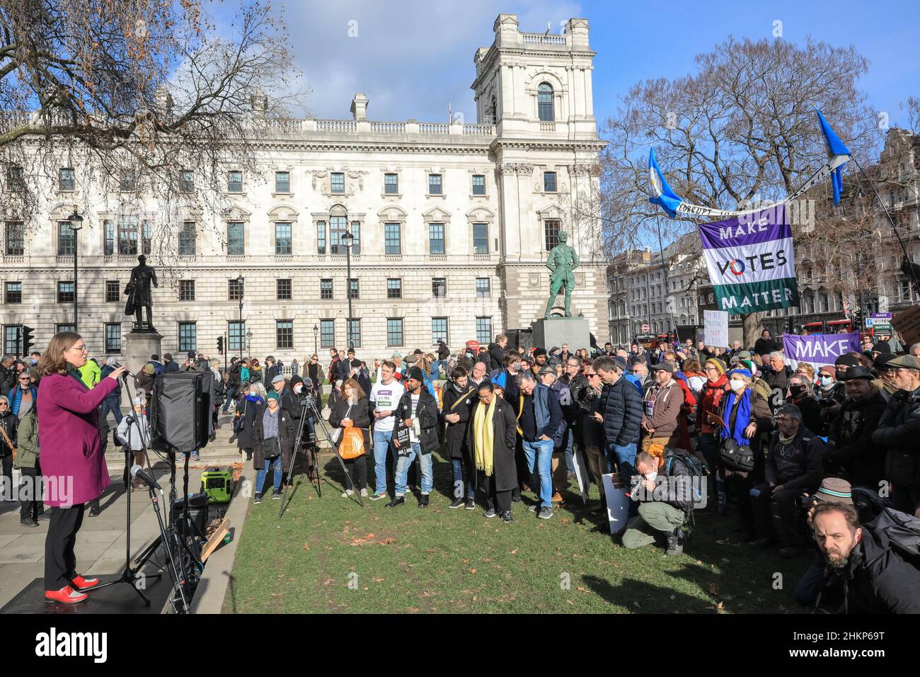 London, Großbritannien. 5th. Februar 2021. Demonstranten und Redner versammeln sich auf dem Parliament Square zur von Make Votes Matter organisierten Kundgebung „Say No to the Elections Bill“, um die proportionale Vertretung im Parlament zu unterstützen. Parteiübergreifende Sprecher werden von Aktivisten der Gewerkschaften, Make Votes Matter, pro-europäischen Gruppen, pro Demokratie und Demonstranten, die Boris Johnson zurücktreten, begleitet. Kredit: Imageplotter/Alamy Live Nachrichten Stockfoto