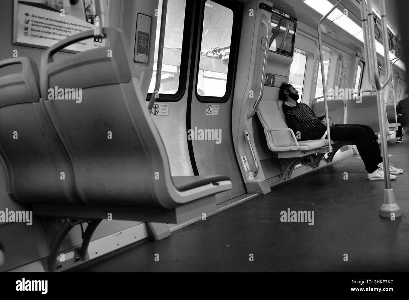 Schwarzweiß-Schwarzweißbild eines Pendlers in einem San Francisco Bay Area Rapid Transit-Zug; BART; San Francisco, Kalifornien, öffentlicher Nahverkehr. Stockfoto
