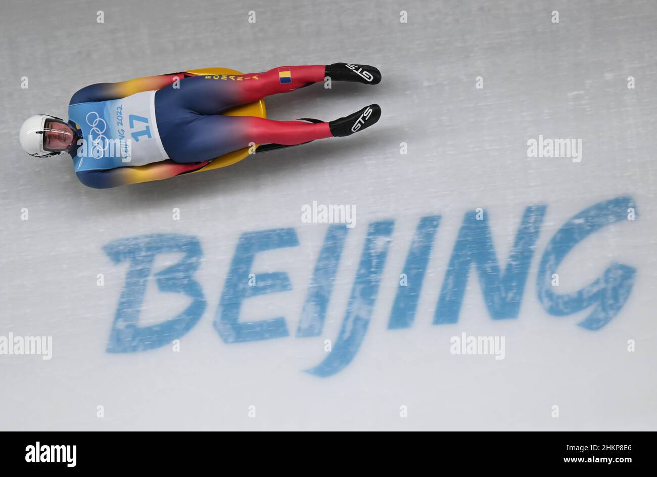 Peking, China. 05th. Februar 2022. Rennrodel, Olympische Spiele, Single für Männer, Hitze 1st im Yanqing National Sliding Center. Valentin Cretu aus Rumänien auf der Eisbahn. Quelle: Robert Michael/dpa-Zentralbild/dpa/Alamy Live News Stockfoto