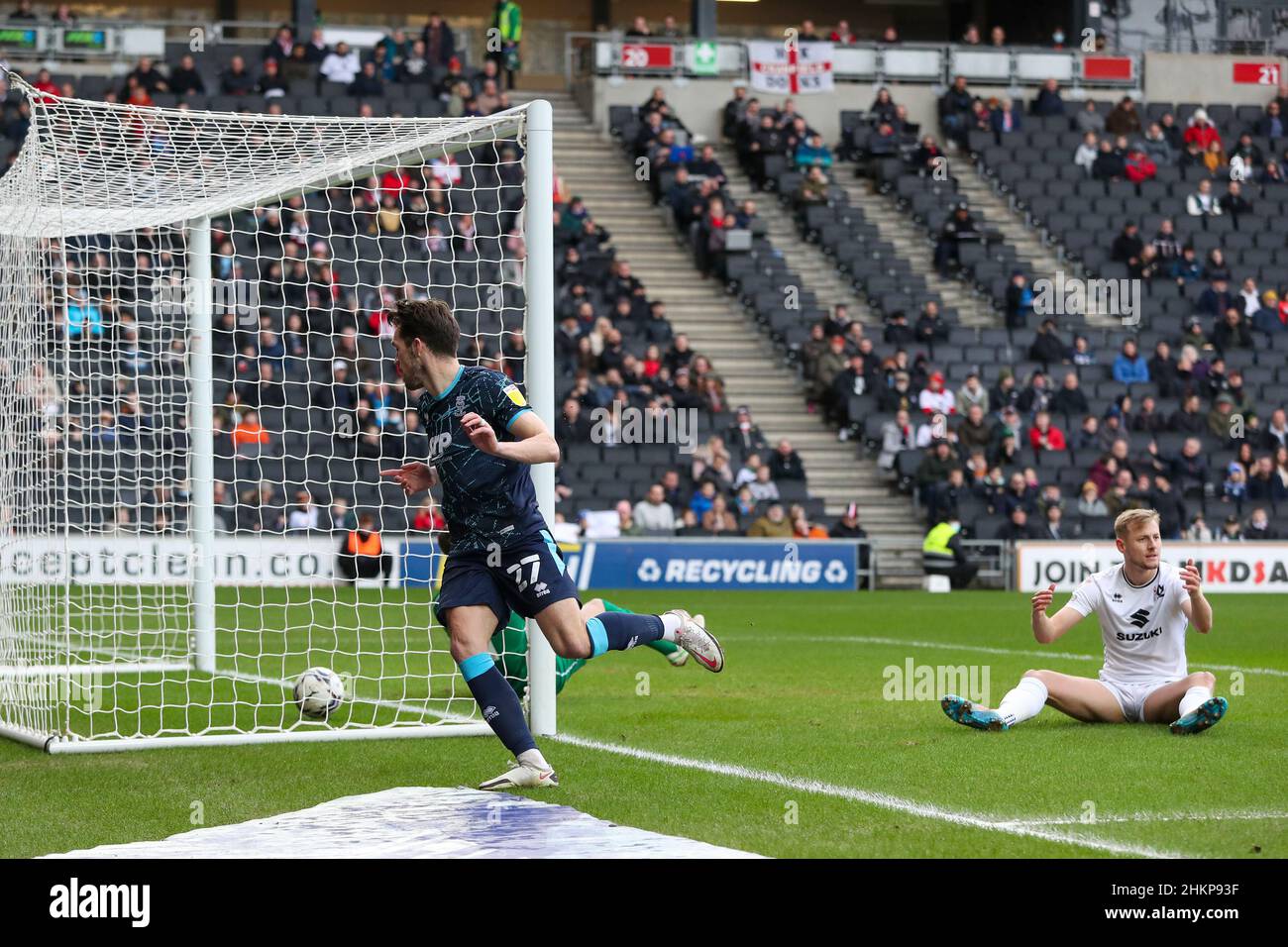 MILTON KEYNES, GROSSBRITANNIEN. FEB 5th John Marquis punktet für Lincoln City, um die Führung zu übernehmen und es 1 - 0 gegen Milton Keynes Dons zu schaffen, während des Sky Bet League 1-Spiels zwischen MK Dons und Lincoln City im Stadium MK, Milton Keynes am Samstag, 5th. Februar 2022. (Kredit: John Cripps | MI Nachrichten) Kredit: MI Nachrichten & Sport /Alamy Live Nachrichten Stockfoto