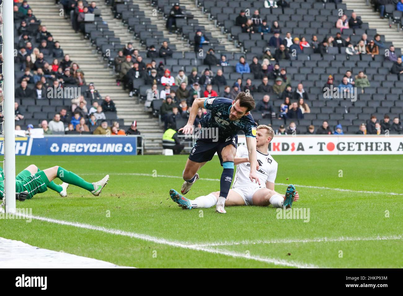 MILTON KEYNES, GROSSBRITANNIEN. FEB 5th John Marquis punktet für Lincoln City, um die Führung zu übernehmen und es 1 - 0 gegen Milton Keynes Dons zu schaffen, während des Sky Bet League 1-Spiels zwischen MK Dons und Lincoln City im Stadium MK, Milton Keynes am Samstag, 5th. Februar 2022. (Kredit: John Cripps | MI Nachrichten) Kredit: MI Nachrichten & Sport /Alamy Live Nachrichten Stockfoto