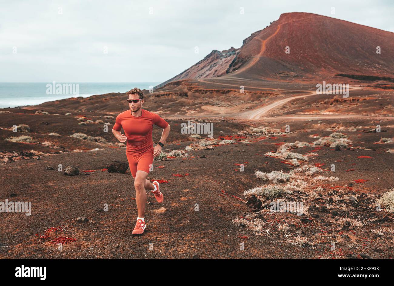 Laufen Marathon Mann Läufer Sport Athlet Training Ultra Laufen auf langen Strecken Ausdauer Trail Rennen tragen Kompressionskleidung, Sonnenbrille Stockfoto
