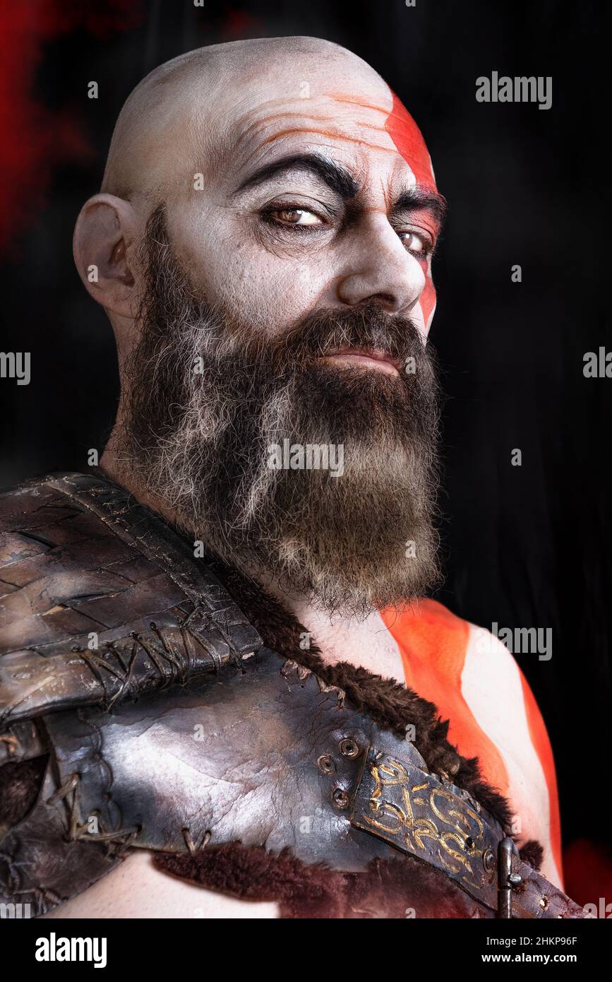 PORTRÄT EINES BLUTIGEN KRIEGERS. MIT BART UND NARBEN. COSPLAY Stockfoto