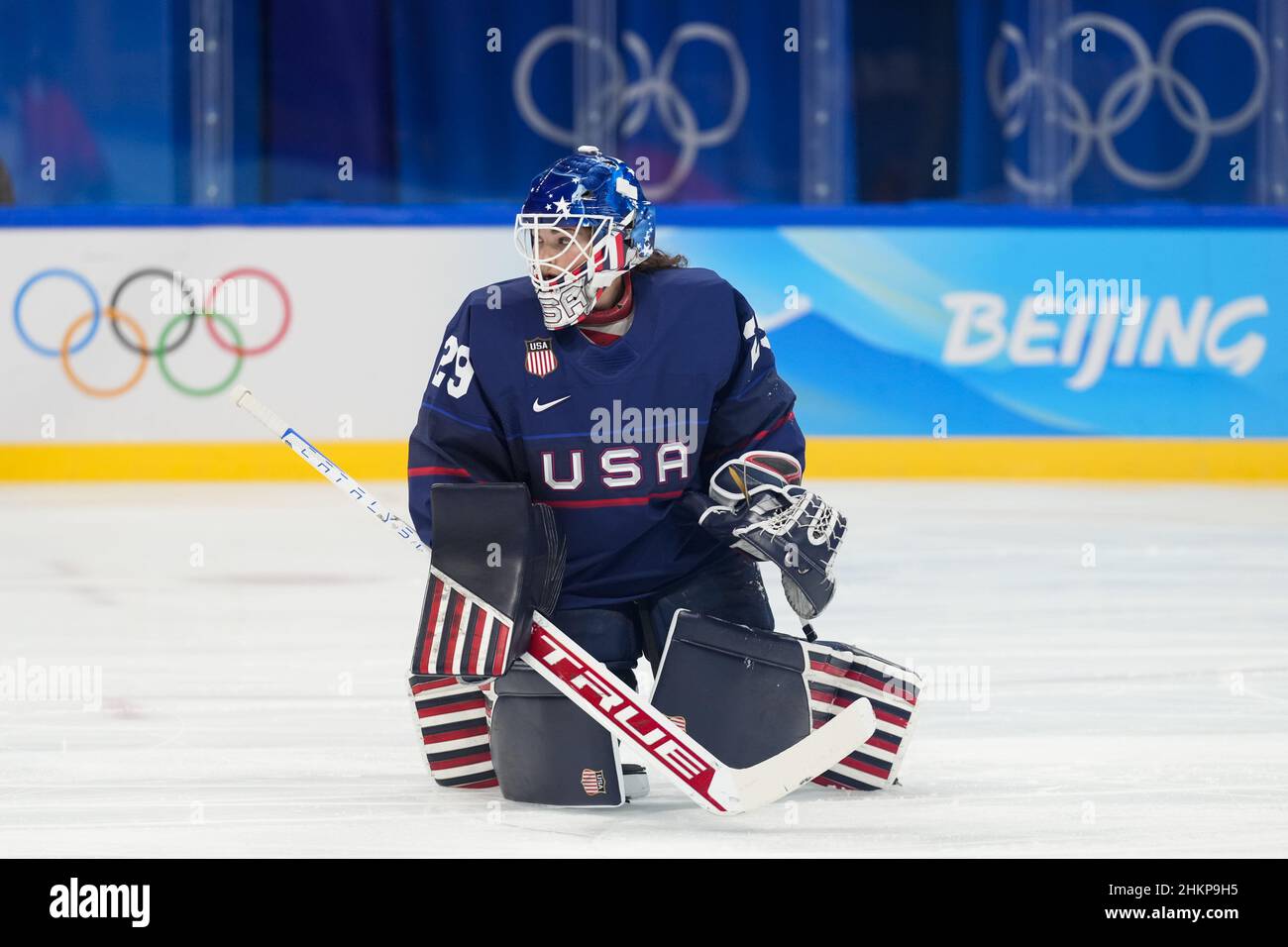 Peking, China. 05th. Februar 2022. Team US-Torhüterin Nicole Hensley #29 rutscht während einer Pause in der Vorrunde der Frauen beim Gruppe-A-Eishockey-Spiel im Wukesong-Sportzentrum bei den Olympischen Winterspielen 2022 in Peking am Samstag, den 5. Februar 2022 auf dem Eis. Foto von Paul Hanna/UPI Credit: UPI/Alamy Live News Stockfoto
