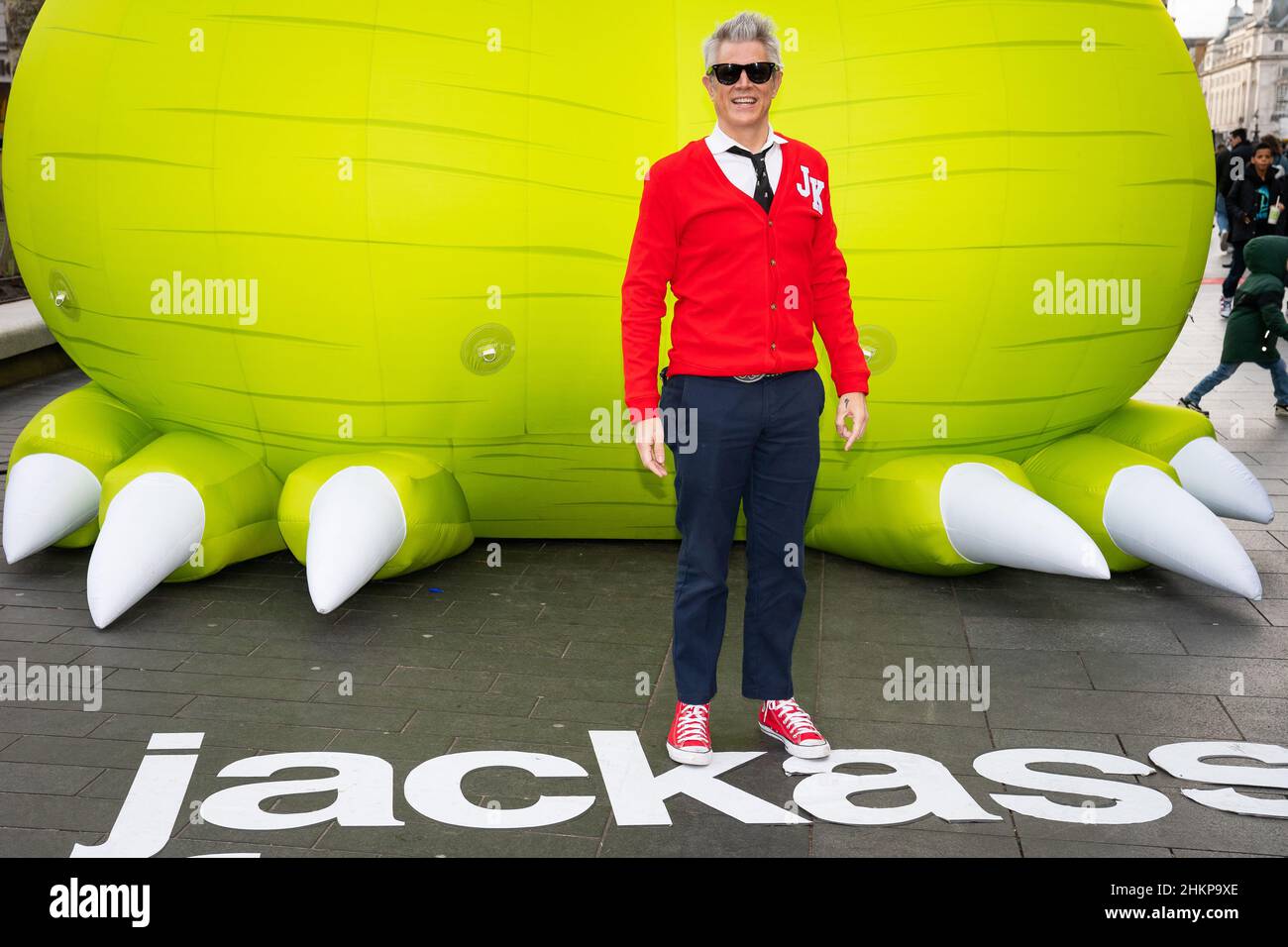 NOTIEREN SIE DEN INHALT AUF DEM FOTO Johnny Knoxville mit einer riesigen phallisch aussehenden Eidechse am Leicester Square, London, um für den neuen Jackass Forever-Film zu werben. Bilddatum: Samstag, 5. Februar 2022. Stockfoto