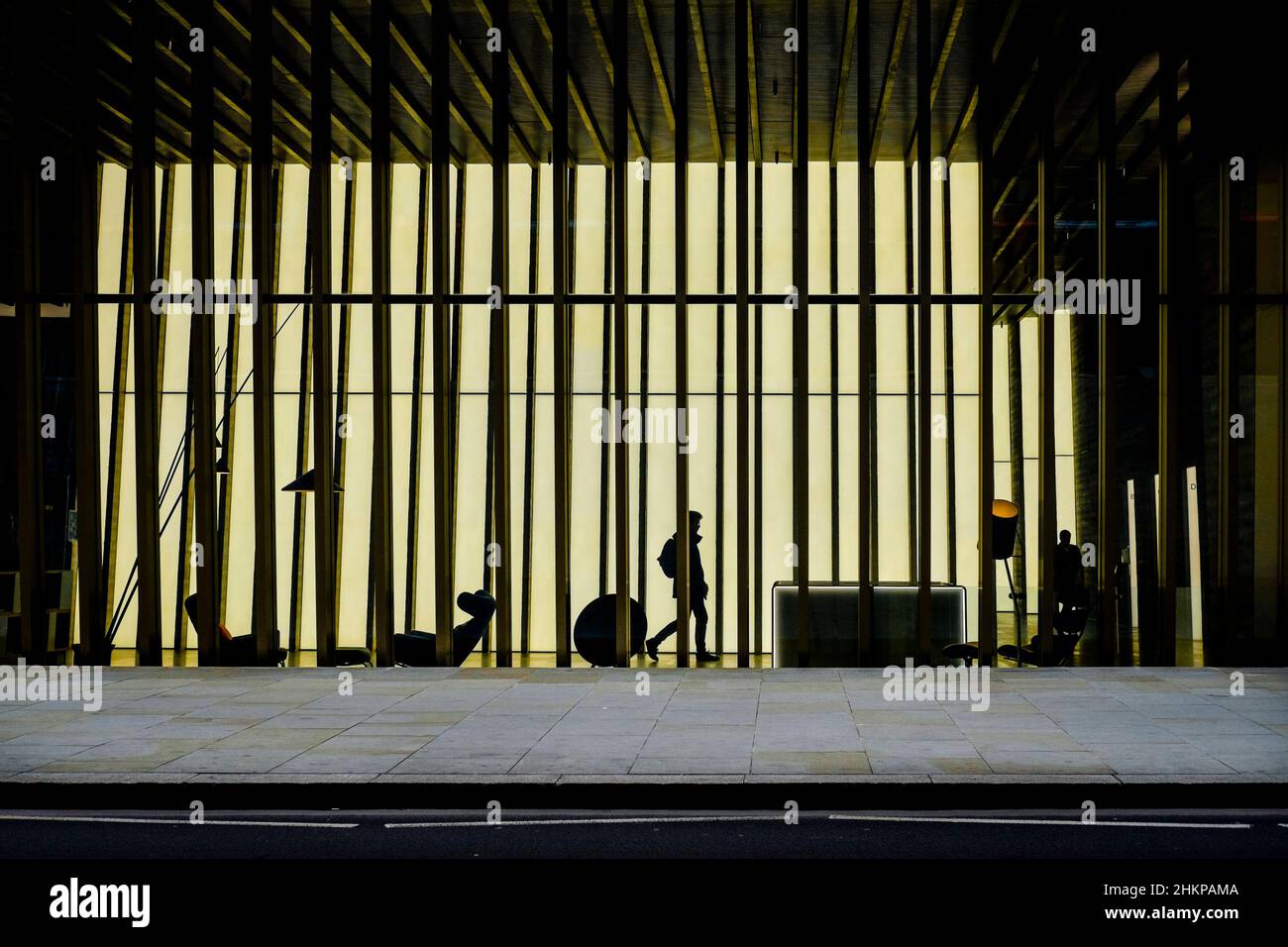 Silhouette im Foyer des modernen Bürogebäudes. City of London, Großbritannien Stockfoto