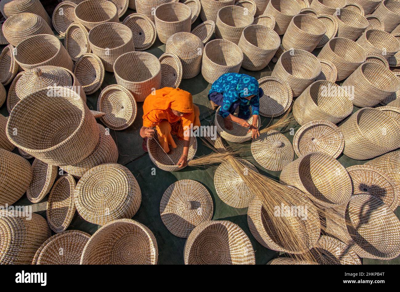 Tausende von frisch handgewebten Körben trocknen in der Sonne, bevor sie in die ganze Welt exportiert werden. Stockfoto