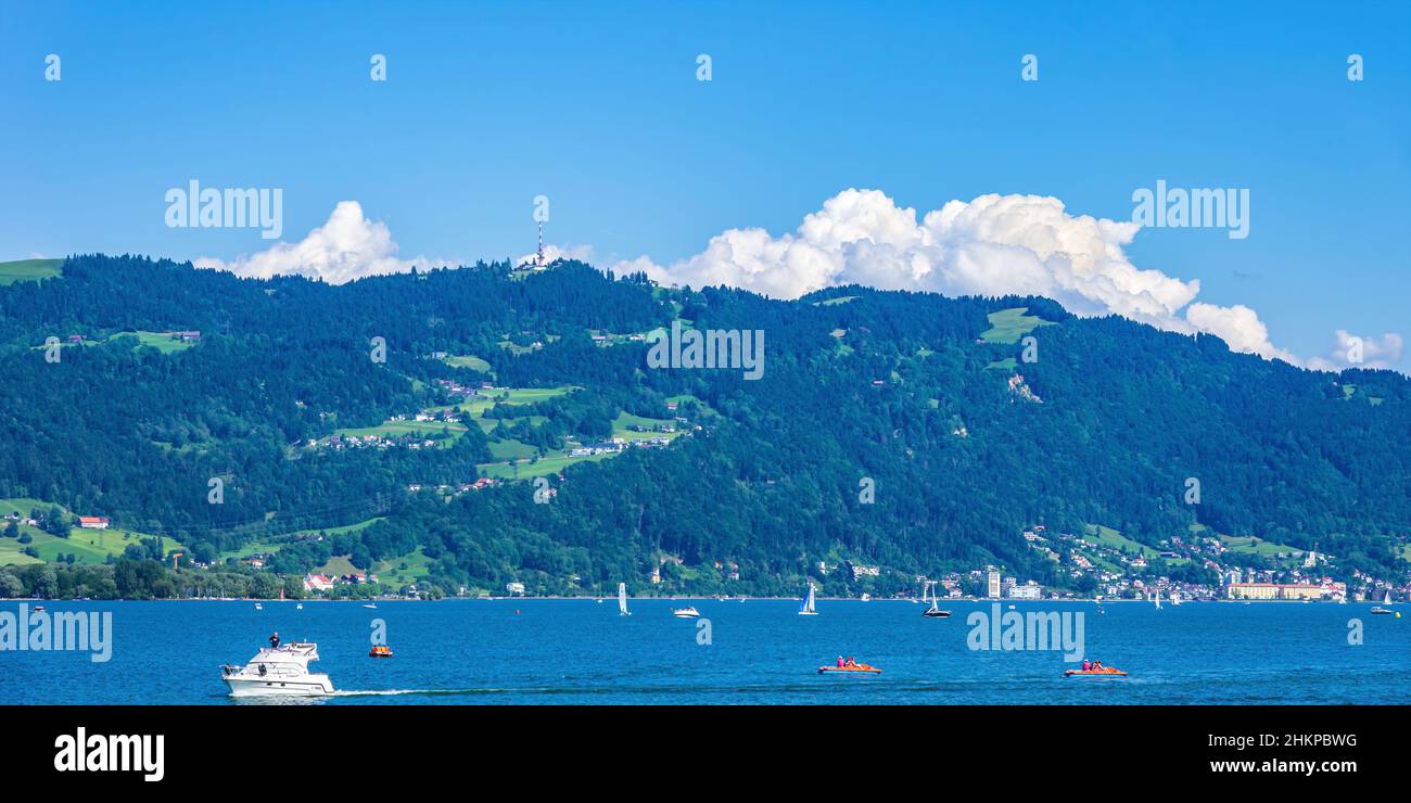 Blick über den Bodensee von Lindau, Bayern, Deutschland, nach Bregenz und dem Pfänder in Österreich. Stockfoto