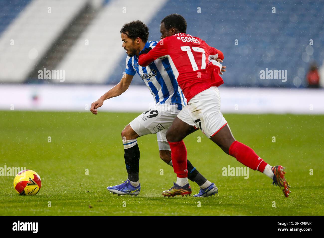 Duane Holmes #19 von Huddersfield Town und Claudio Gomes #17 von Barmsley in Huddersfield, Vereinigtes Königreich am 2/5/2022. (Foto von Ben Early/News Images/Sipa USA) Stockfoto