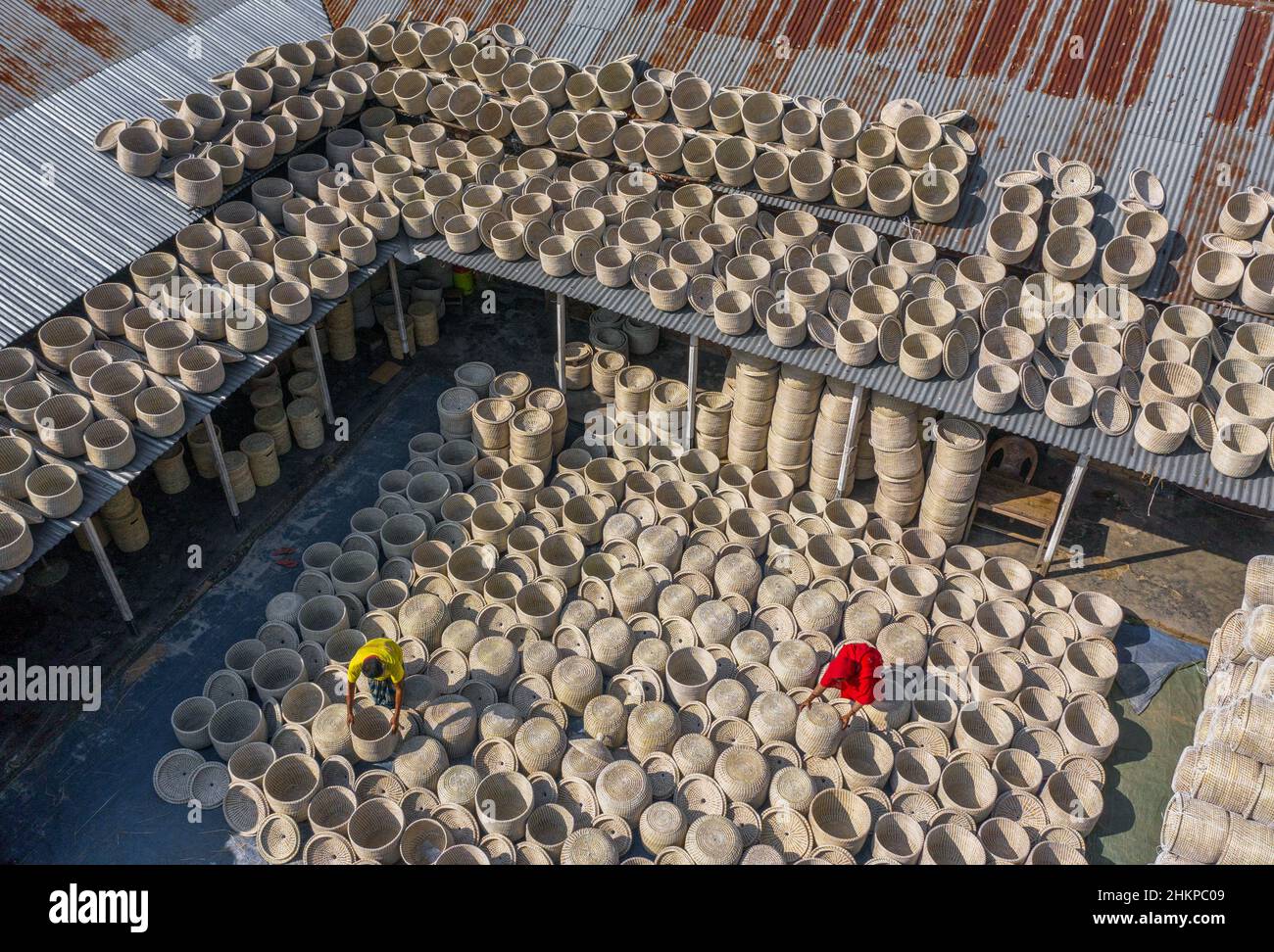 Tausende von frisch handgewebten Körben trocknen in der Sonne, bevor sie in die ganze Welt exportiert werden. Stockfoto