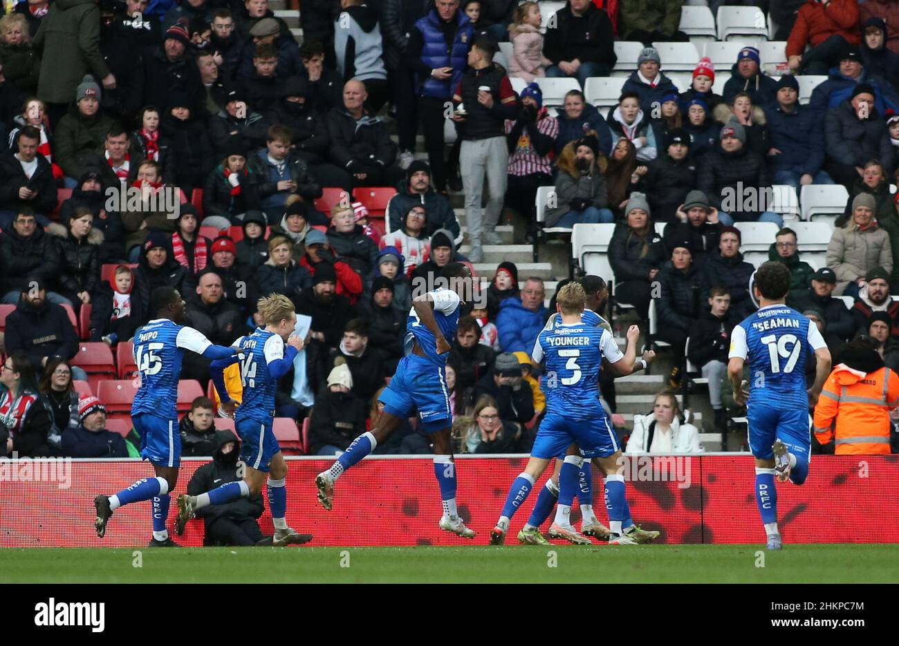 SUNDERLAND, GROSSBRITANNIEN. FEB 5th die Spieler von Doncaster Rovers feiern ihr zweites Tor während des Sky Bet League 1-Spiels zwischen Sunderland und Doncaster Rovers am Samstag, dem 5th. Februar 2022 im Stadion of Light, Sunderland. (Kredit: Michael Driver | MI Nachrichten) Kredit: MI Nachrichten & Sport /Alamy Live Nachrichten Stockfoto