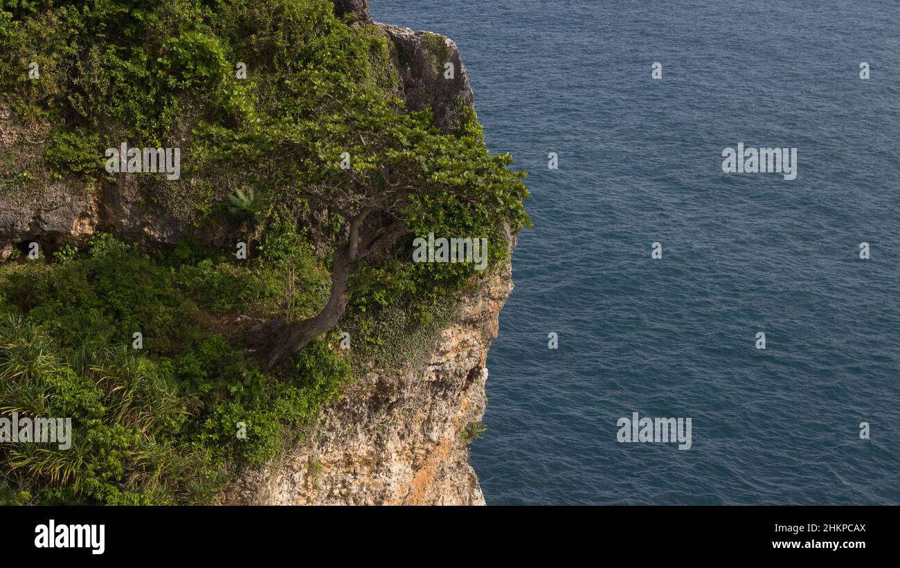 Der Blick auf die Klippe mit den hohen Felsen neben dem Meer Stockfoto
