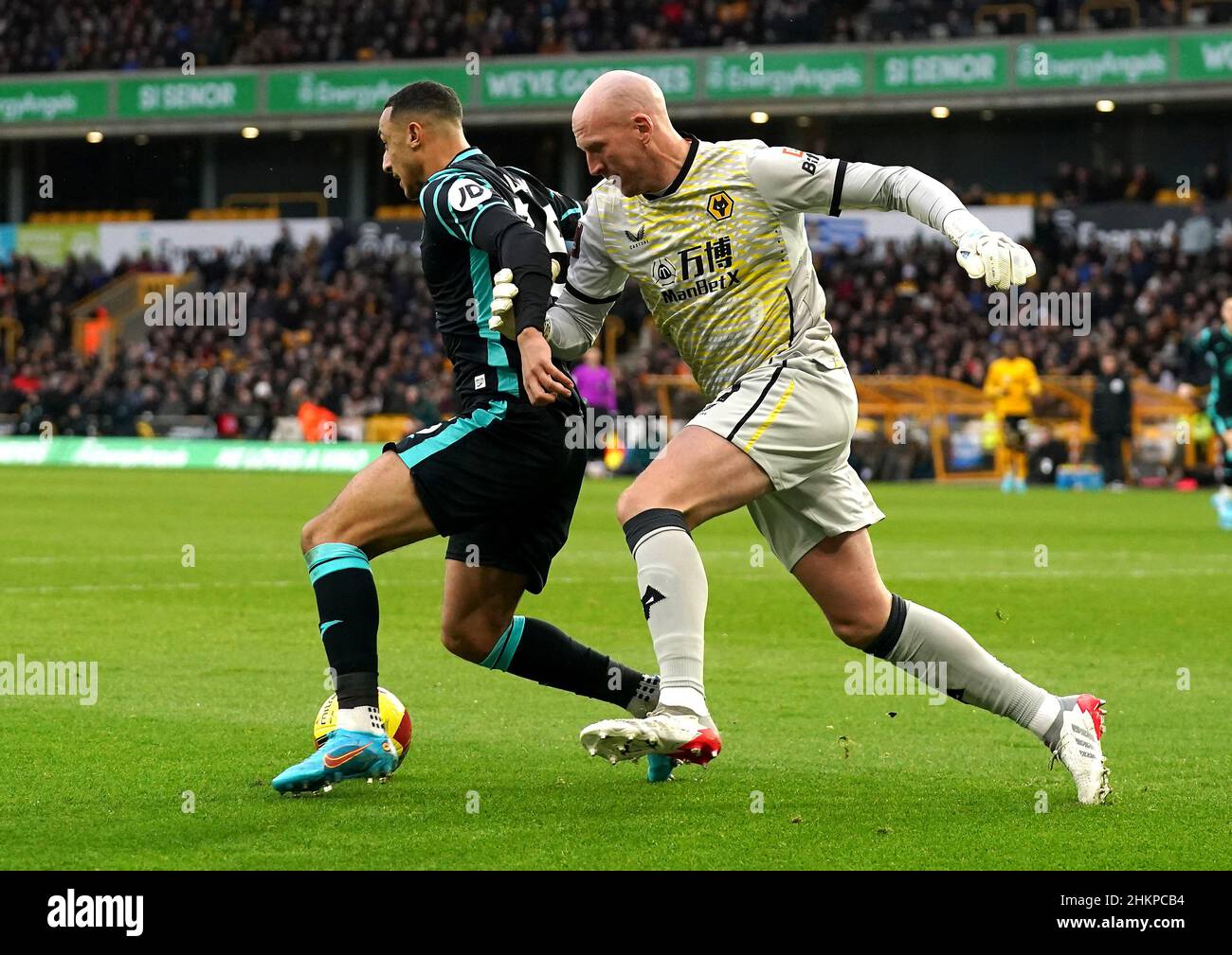 Adam Idah von Norwich City (links) und der Torhüter von Wolverhampton Wanderers, John Ruddy, kämpfen beim vierten Lauf des Emirates FA Cup im Molineux Stadium in Wolverhampton um den Ball. Bilddatum: Samstag, 5. Februar 2022. Stockfoto