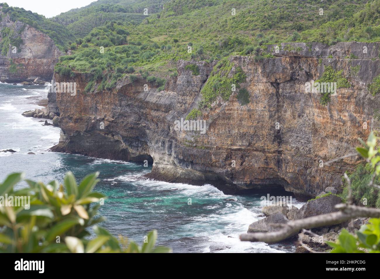Der Blick auf die Klippe mit den hohen Felsen neben dem Meer Stockfoto