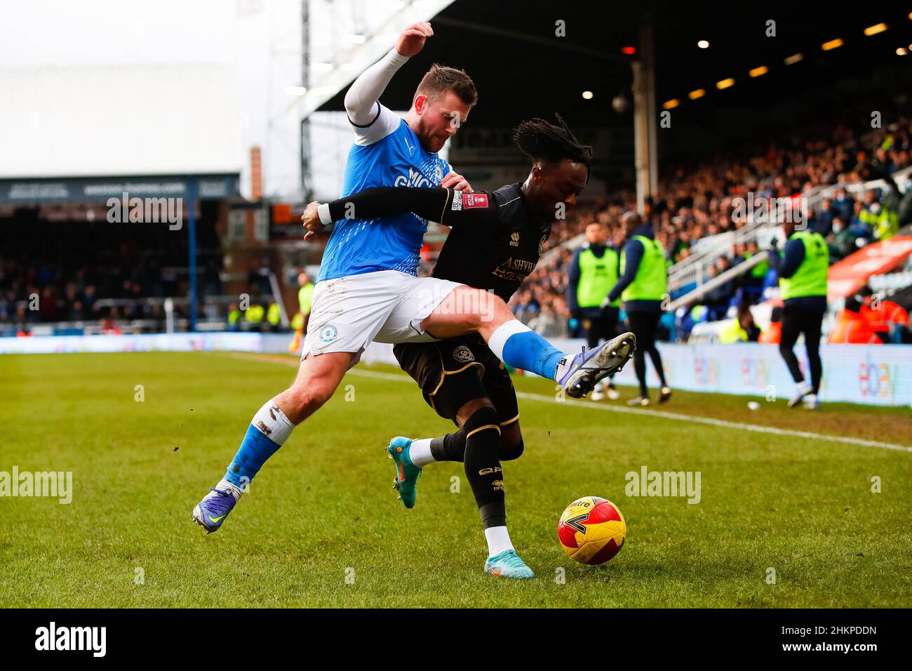 5th. Februar 2022 : Weston Homes Stadium, Peterborough, Cambridgeshire, England; FA Cup Football, Peterborough gegen Queens Park Rangers; Moses Odubajo von Queens Park Rangers hält Jack Marriott von Peterborough United zurück Stockfoto