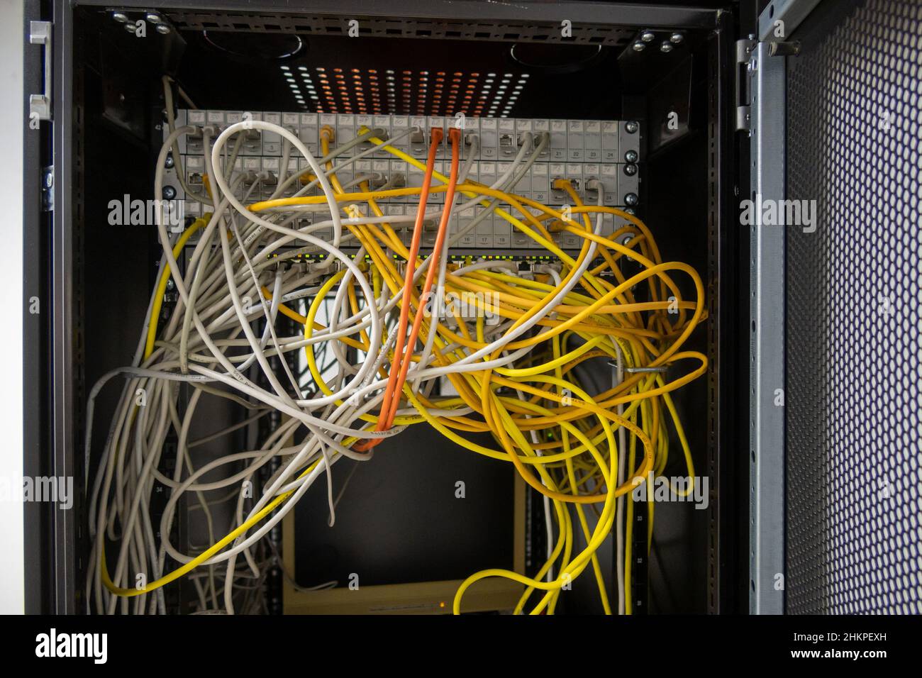 Viele Netzwerkkabel sind in den Serverschrank eingesteckt Stockfotografie -  Alamy