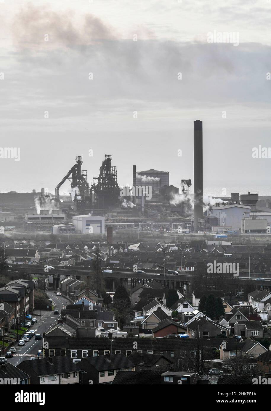 Port Talbot, Wales, Großbritannien. 5th. Februar 2022. Wetter in Großbritannien. Die Tata Steelworks in Port Talbot in Wales unter grauem Himmel an einem kalten, windigen Nachmittag. Bildnachweis: Graham Hunt/Alamy Live News Stockfoto