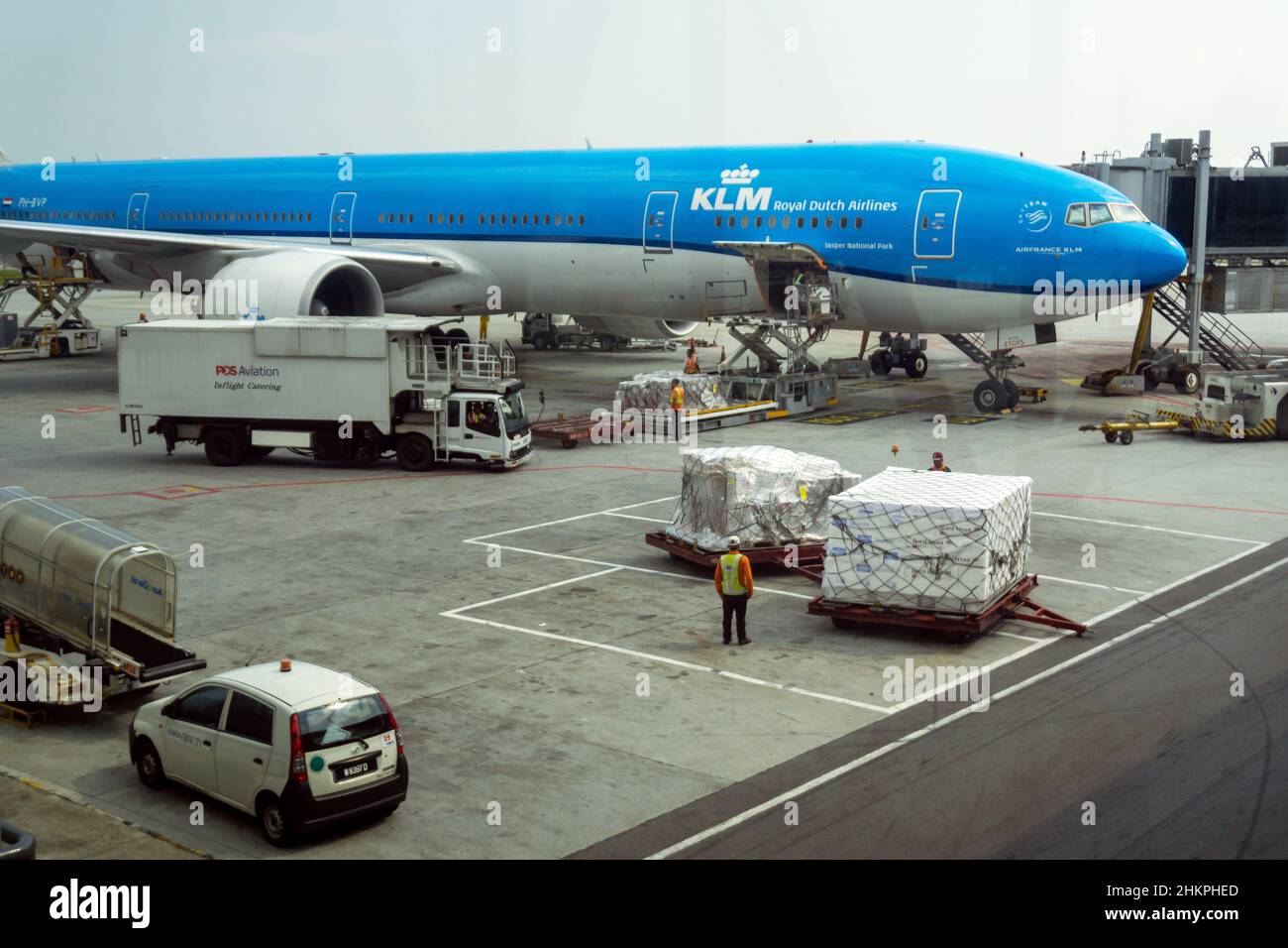 BALI, INDONESIEN - 06. April 2019: KLM-Flugzeuge startbereit am Ngurah Rai International Airport Denpasar. KLM ist die Flaggenträger der Niederlande. Stockfoto