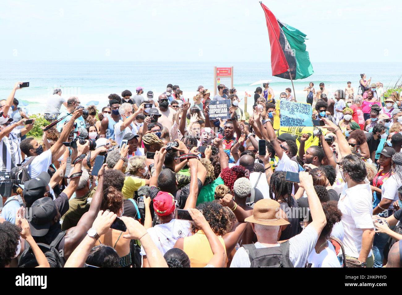 Rio de Janeiro, Rio de Janeiro, Brasilien. 5th. Februar 2022. (INT) Demonstranten fordern Gerechtigkeit während des Protestes über den Tod des kongolesischen MoÃƒÂ¯se Mugenyi Kabagambe in Rio de Janeiro. 5. Februar 2022, Rio de Janeiro, Brasilien: Demonstranten versammeln sich am Samstag (5) bei einem Protest vor dem Tropicalia-Kiosk in Barra da Tijuca in Rio de Janeiro, um Gerechtigkeit für den Mord an der kongolesischen MoÃƒÂ¯se Mugenyi Kabagambe zu fordern. MoÃƒÂ¯se wurde von drei Männern zu Tode geprügelt, nachdem sie 200 US-Dollar für unbezahlte Arbeitstage in Rechnung gestellt hatten. (Bild: © Jose Lucena/TheNEWS2 via ZUMA Press Wire) Stockfoto