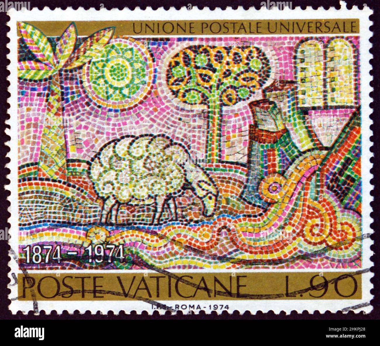 VATIKAN - UM 1974: Eine im Vatikan gedruckte Briefmarke zeigt Lamm, das aus dem Strom trinkt, sowie Gesetzestafeln, Mosaik, um 1974 Stockfoto