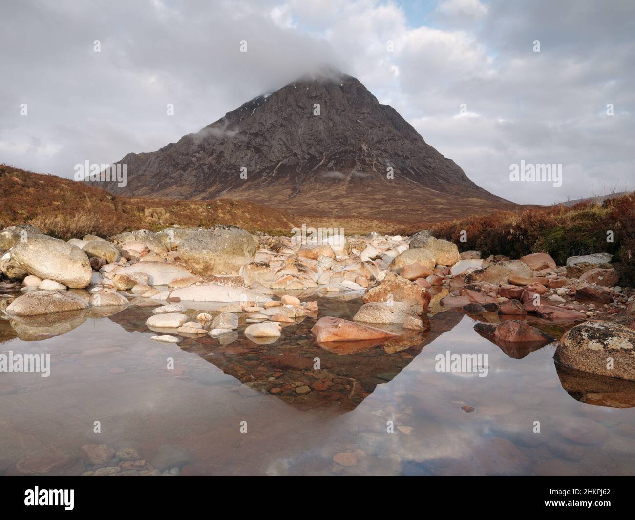 Reflexionen von Buachaille Etive Mor an einem ruhigen Frühlingsmorgen Stockfoto