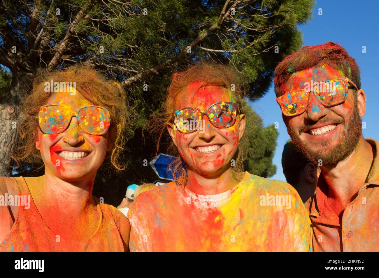 Color of Time: Ambulante Show von Cie Artonik, Solyfiesta Festival. Leucate, Österreich, Frankreich Stockfoto