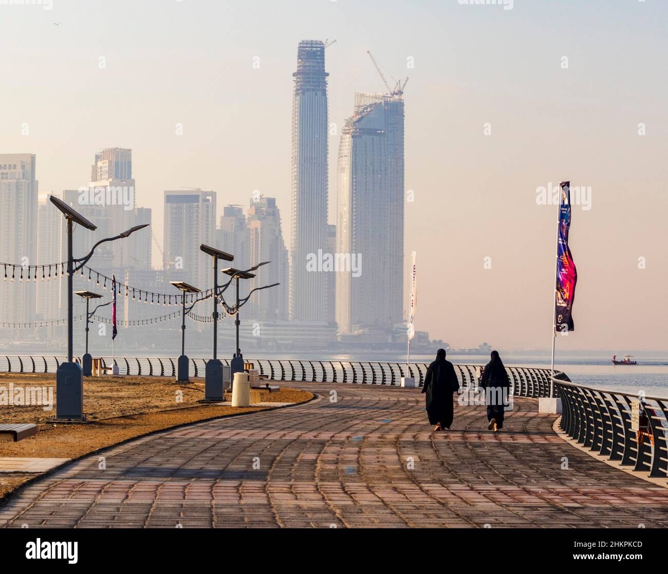 Dubai, VAE - 01.25.2022 Dubai Creek Hafenentwicklung durch EMAAR. VAE. Aufgenommen von der Stadtseite des Dubai Festivals. Stockfoto