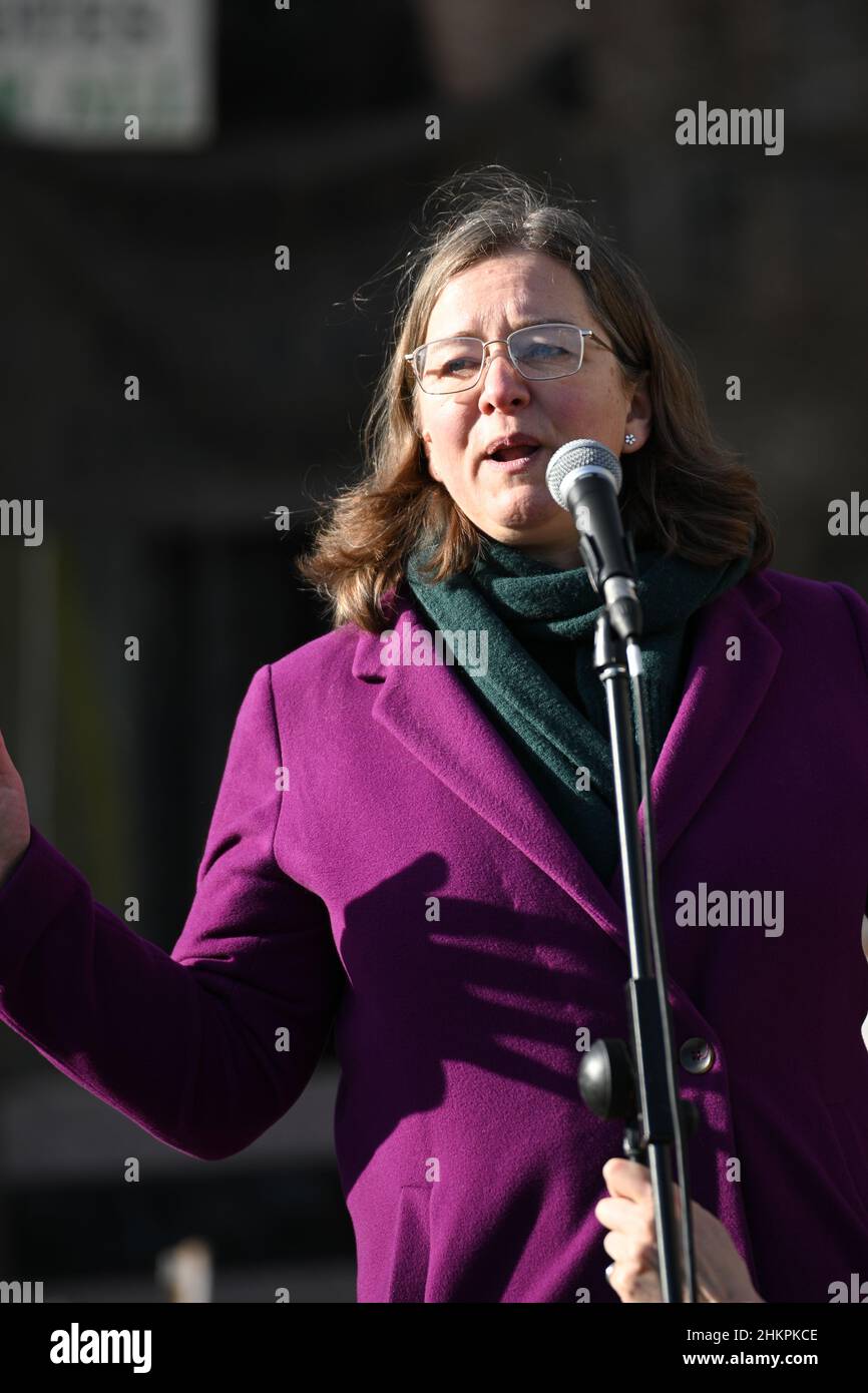 Parliament Square, London, Großbritannien. 5. Februar 2022. Sprecher Fluer Anderson MP bei der Make Votes Matter - Kundgebung gegen das #ElectionsBill am Parliament Square, Protest und fordern die Regierung auf, unsere Demokratie nicht mehr zu nivellieren. Stockfoto