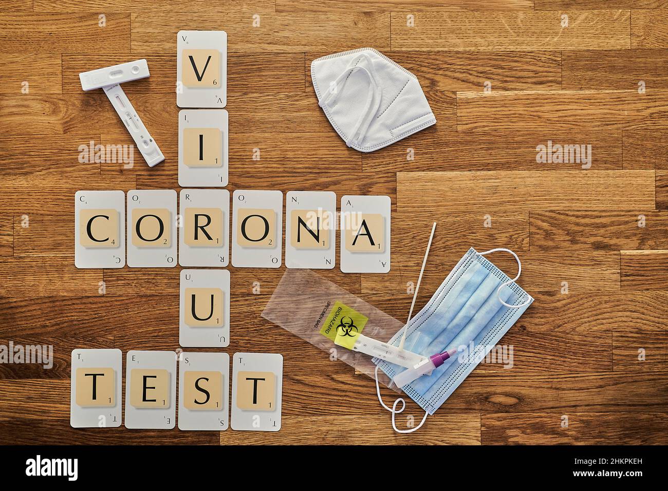 Scrabble Buchstabenkarten mit der Schreibweise Corona covid 19
