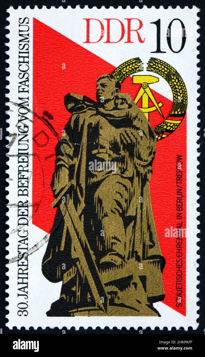 DEUTSCHLAND - UM 1975: Eine in Deutschland gedruckte Briefmarke zeigt das sowjetische Kriegsdenkmal, Berlin-Treptow, 30th. Jahrestag der Befreiung vom Faschismus, um 1975 Stockfoto