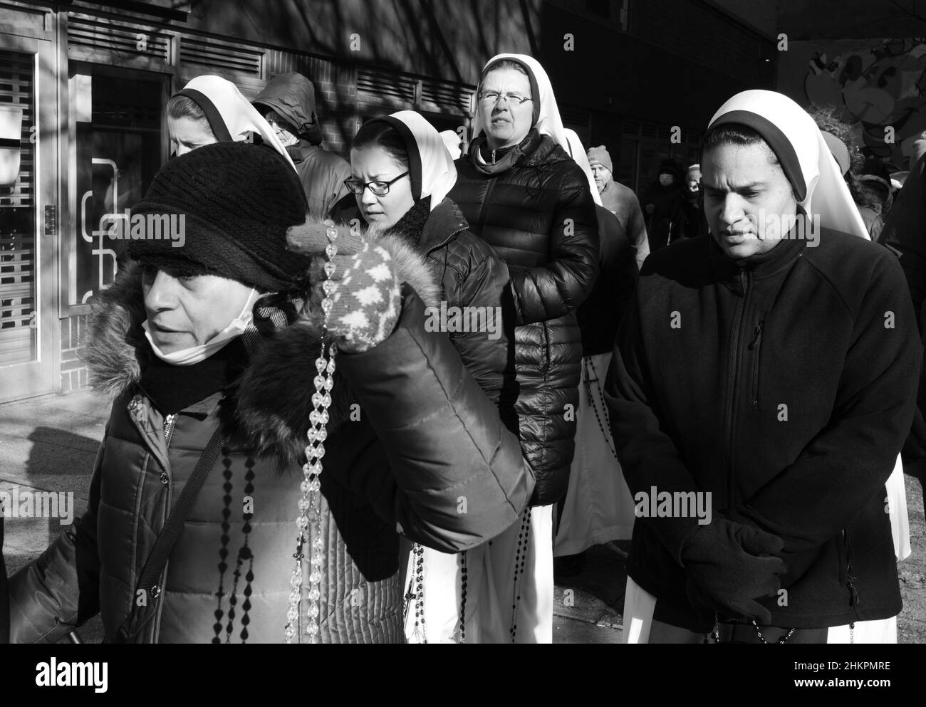 New York, New York, USA. 5th. Februar 2022. Pro-Life-Befürworter der St. Patricks Church of the East Village und Pro-Choice-Befürworter treffen sich während einer Kundgebung und protestieren gegen die geplante Elternschaft in der Mott Street in New York. Im Jahr 2021Texas verabschiedete SB8, die effektiv fast alle Abtreibungen im Staat Verbot. Das Verbot könnte sich auf Roe v. Wade auswirken, und der Oberste Gerichtshof muss noch entscheiden. (Bild: © Brian Branch Price/ZUMA Press Wire) Stockfoto