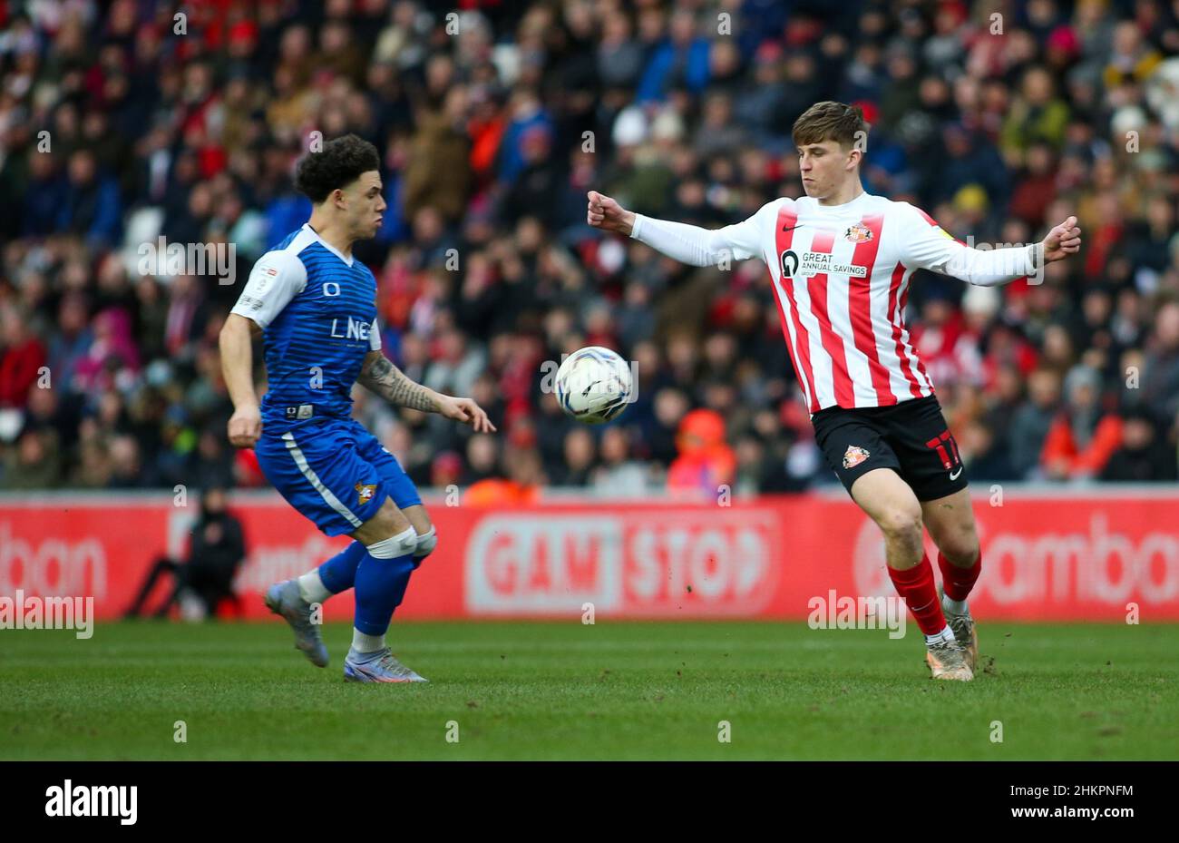 SUNDERLAND, GROSSBRITANNIEN. FEB 5th Dennis Cirkin von Sunderland nimmt im Sky Bet League 1-Spiel zwischen Sunderland und Doncaster Rovers am Samstag, dem 5th. Februar 2022, einen Ball unter Kontrolle. (Kredit: Michael Driver | MI Nachrichten) Kredit: MI Nachrichten & Sport /Alamy Live Nachrichten Stockfoto