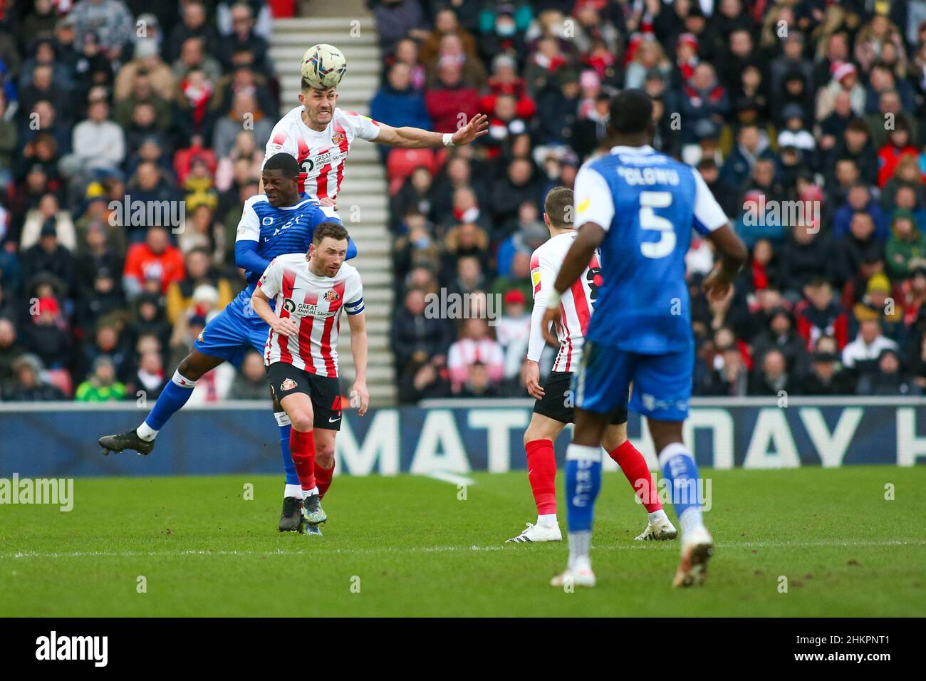 SUNDERLAND, GROSSBRITANNIEN. FEB 5th Danny Batth von Sunderland gewinnt während des Sky Bet League 1-Spiels zwischen Sunderland und Doncaster Rovers am Samstag, dem 5th. Februar 2022, im Stadion of Light in Sunderland einen Header. (Kredit: Michael Driver | MI Nachrichten) Kredit: MI Nachrichten & Sport /Alamy Live Nachrichten Stockfoto