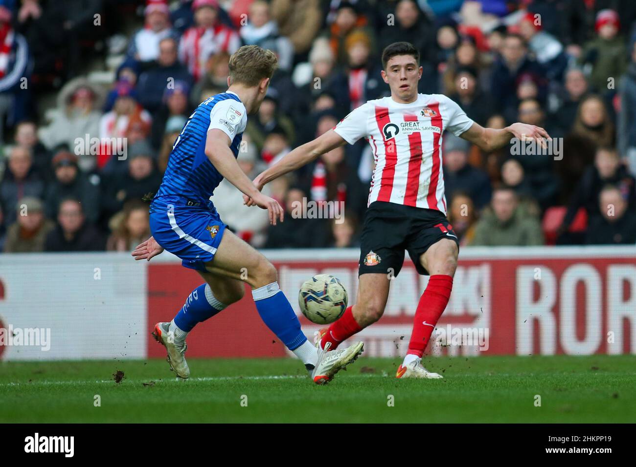 SUNDERLAND, GROSSBRITANNIEN. FEB 5th Ross Stewart von Sunderland tritt während des Sky Bet League 1-Spiels zwischen Sunderland und Doncaster Rovers am Samstag, dem 5th. Februar 2022, gegen einen Verteidiger von Doncaster Rovers im Stadion of Light in Sunderland an. (Kredit: Michael Driver | MI Nachrichten) Kredit: MI Nachrichten & Sport /Alamy Live Nachrichten Stockfoto