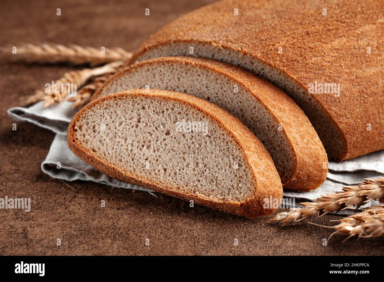 Frisch gebackenes, geschnittenes Brot aus Bauernbrot Stockfoto