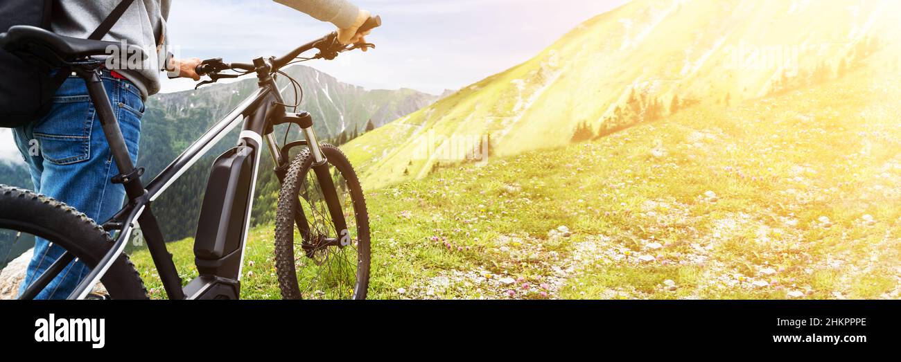 E Bike Fahrrad in Österreich. Mann Im Helm Mit Mountain Ebike Stockfoto