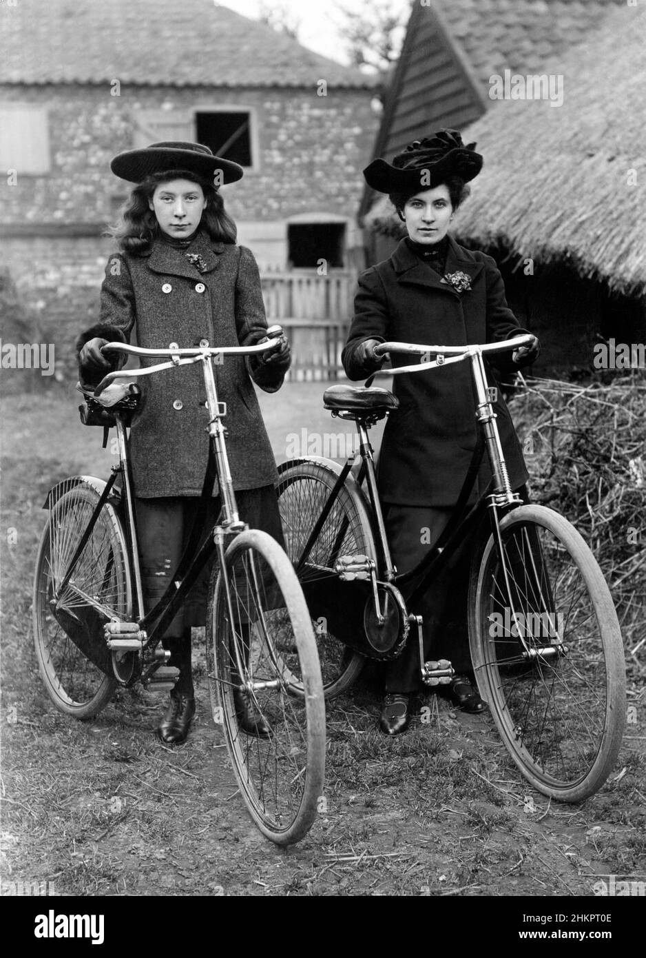 Eine Mutter und Tochter mit ihrem neuen Ladies Step-Through Sicherheitsfahrrad oder Fahrrad aus den 1890er Jahren mit Luftreifen. Mit einer einzigen le angetriebene Kette Stockfoto