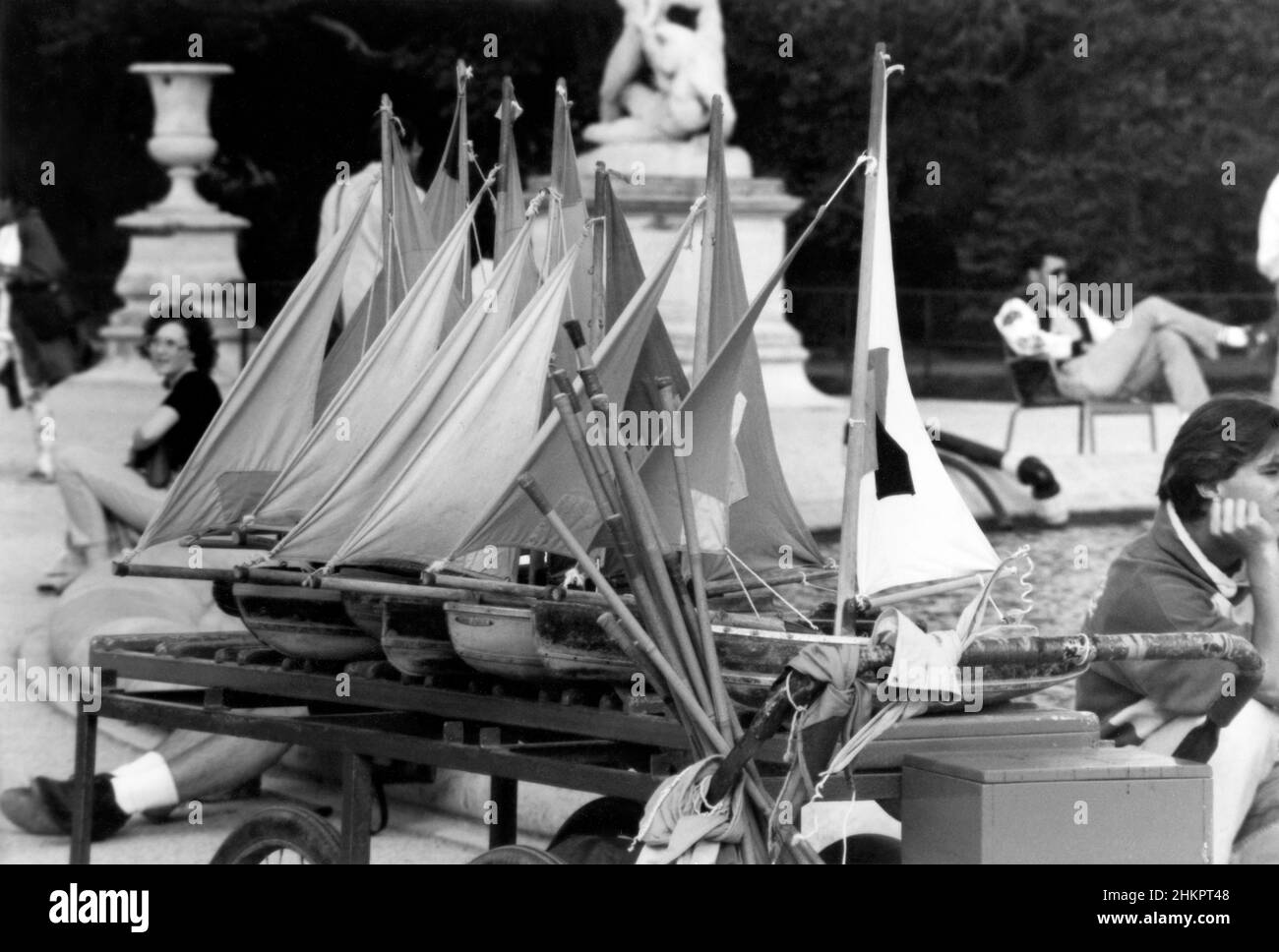 Modellboote auf einem Ausstellungsstand im Serpentine, Hyde Park London, England. Stockfoto