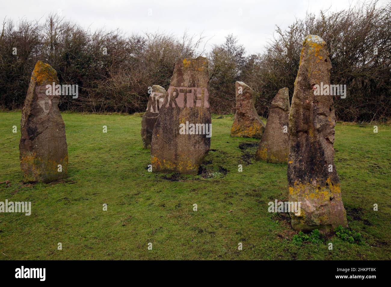 Lydney Harbour kleiner, moderner Kreis aus stehenden Steinen, in dessen Gesichter die Himmelsrichtungen eingemeißelt sind. Norden Stockfoto