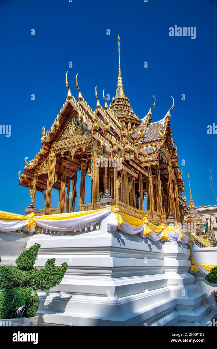 Bangkok, Thailand. Wat Phra Kaew, Tempel des Smaragd-Buddha mit blauem Himmel Stockfoto