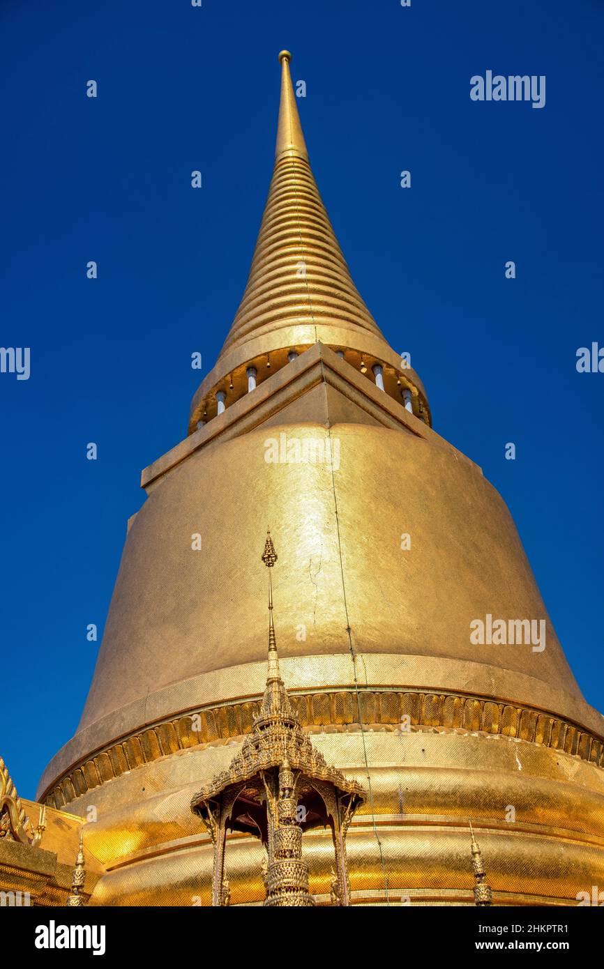 Bangkok, Thailand. Blick auf Phra Si Rattana Chedi - Goldstupa in der Nähe des Tempels des Smaragd-Buddha. Grand Palace Stockfoto