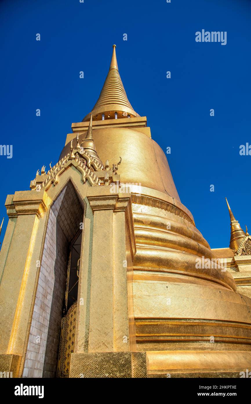 Bangkok, Thailand. Blick auf Phra Si Rattana Chedi - Goldstupa in der Nähe des Tempels des Smaragd-Buddha. Grand Palace Stockfoto