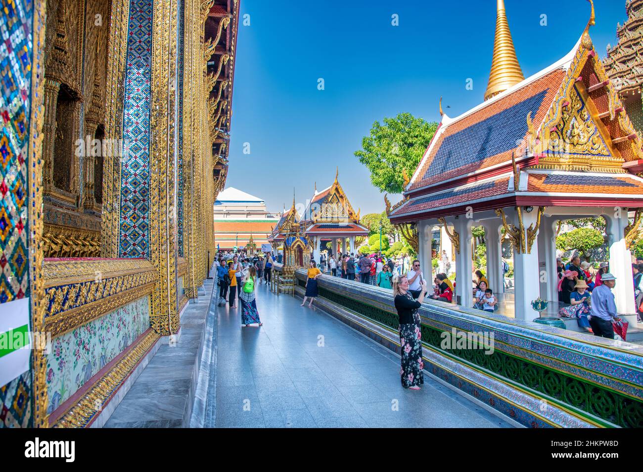 Bangkok, Thailand - 6. Januar 2020: Touristen besuchen den alten Tempel Wat Phra Kaew an einem sonnigen Tag Stockfoto
