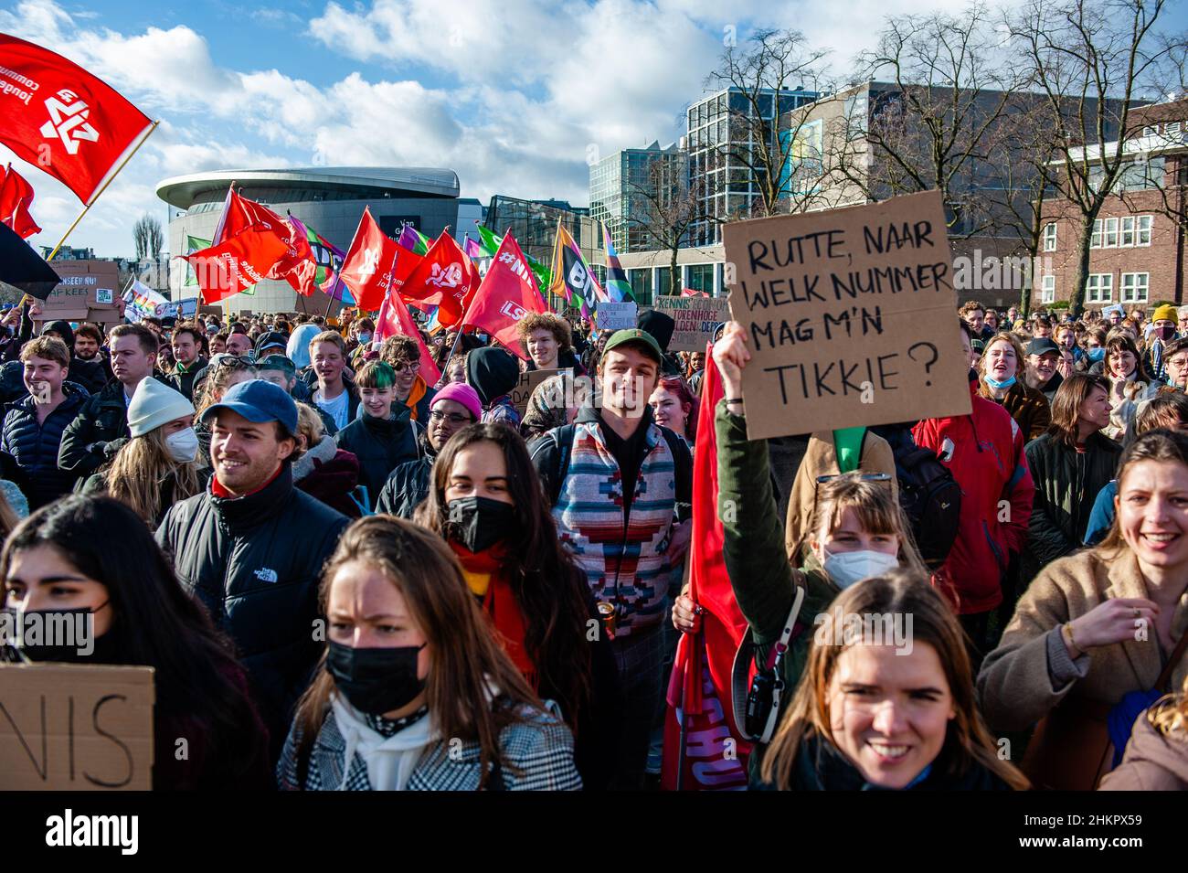 Amsterdam, Niederlande. 05th. Februar 2022. Tausende von Studenten werden während der Demonstration mit Fahnen und einem Plakat gesehen, auf dem ihre Meinung zum Ausdruck gebracht wird.Studentensyndikate mit LSVb und FNV, Young & United organisierten einen landesweiten Studentenprotest auf dem Museumplein in Amsterdam, wo sich Tausende von Studenten versammelten, um eine Einstellung des Kreditsystems zu fordern, Eine schuldenfreie Grundzuwendung und eine Entschädigung für alle Jahre, die sie sich leihen mussten. (Foto: Ana Fernandez/SOPA Images/Sipa USA) Quelle: SIPA USA/Alamy Live News Stockfoto