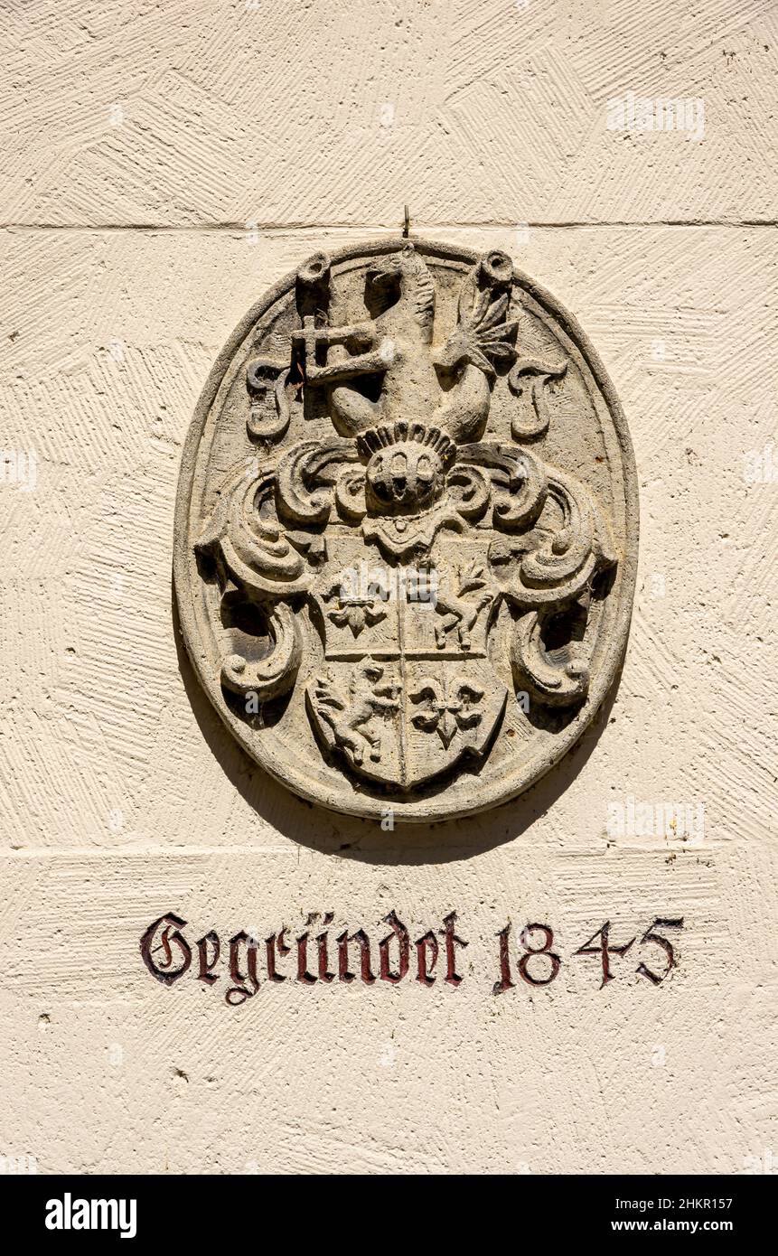 Lindau im Bodensee, Bayern, Deutschland, Europa: Hausmarke ausgeführt als Wappen, unterhalb der Inschrift: Gegründet 1845 (gegründet 1845). Stockfoto