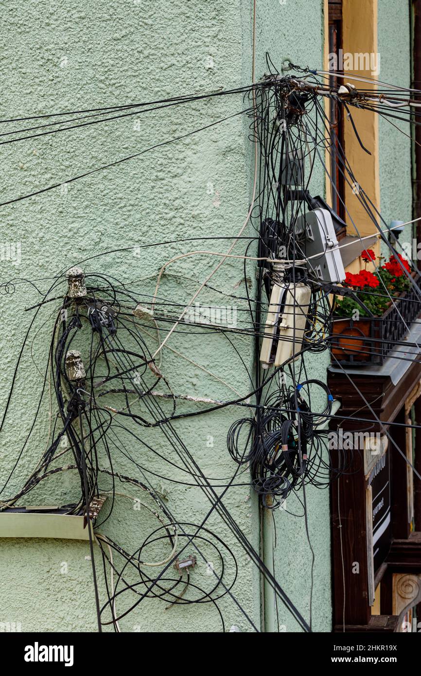 Chaos elektrisches Stromkabel in rumänien Stockfoto