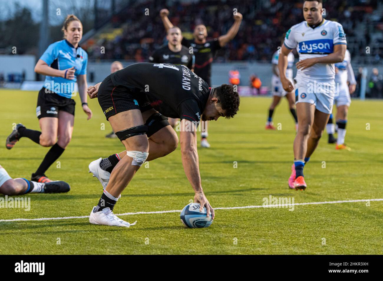 LONDON, GROSSBRITANNIEN. 05th, Februar 2022. Theo McFarland aus Saracens trifft am Samstag, 05. Februar 2022, beim Gallagher Premiership Rugby-Spiel zwischen Saracens und Bath Rugby im StoneX Stadium einen Versuch. LONDON, ENGLAND. Kredit: Taka Wu/Alamy Live Nachrichten Stockfoto