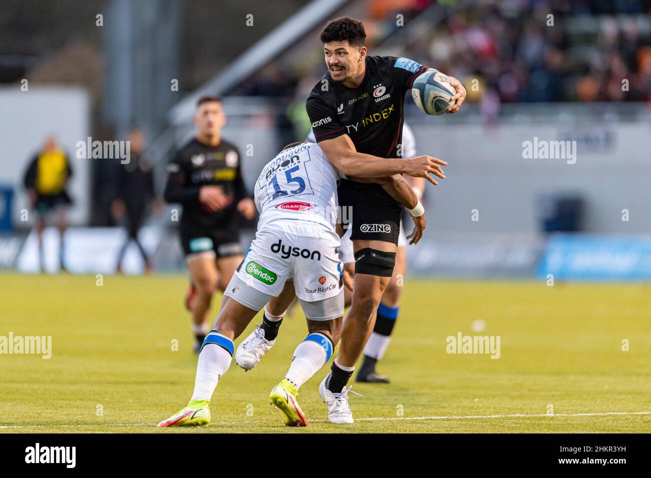 LONDON, GROSSBRITANNIEN. 05th, Februar 2022. Theo McFarland aus Saracens wird während des Gallagher Premiership Rugby-Spiels zwischen Saracens und Bath Rugby im StoneX Stadium am Samstag, den 05. Februar 2022, angegangen. LONDON, ENGLAND. Kredit: Taka Wu/Alamy Live Nachrichten Stockfoto